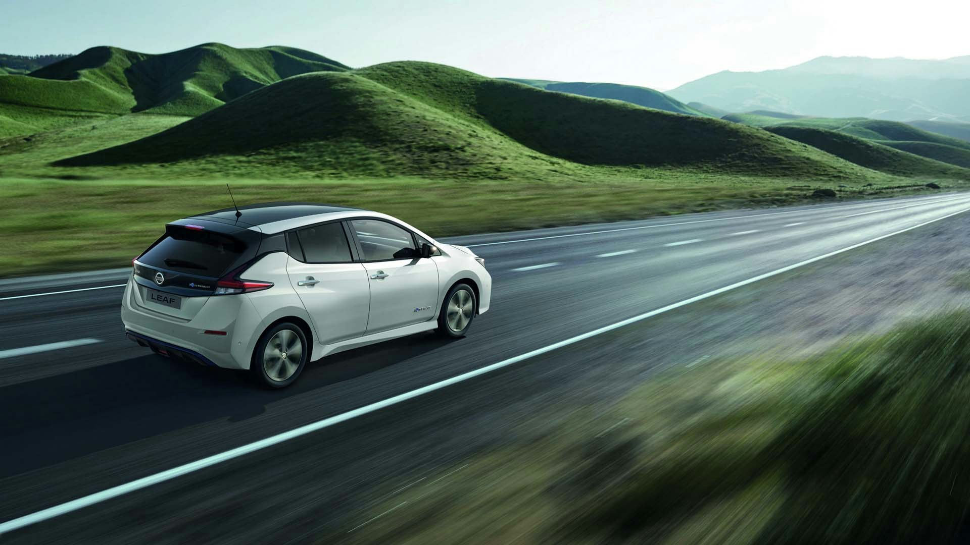 Nissan Leaf hvid kørende i landskab