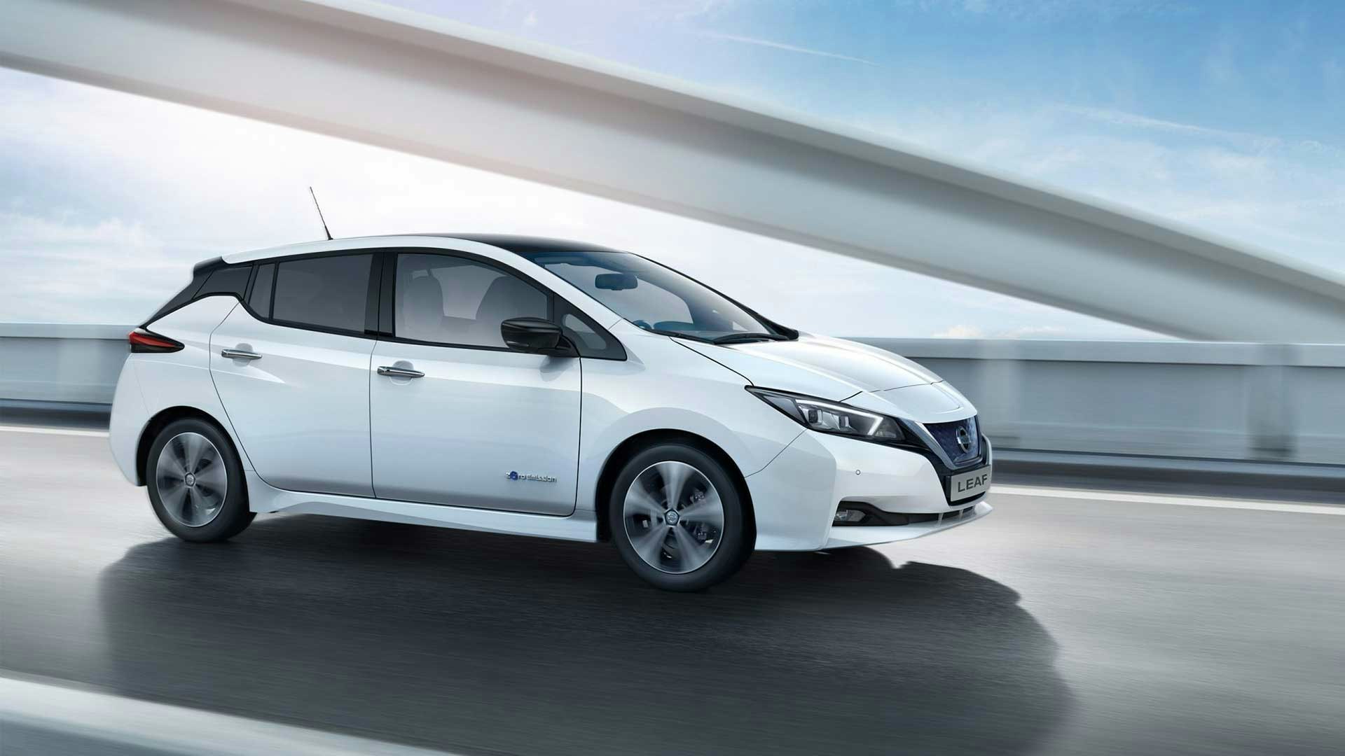 Nissan Leaf hvid kørende 