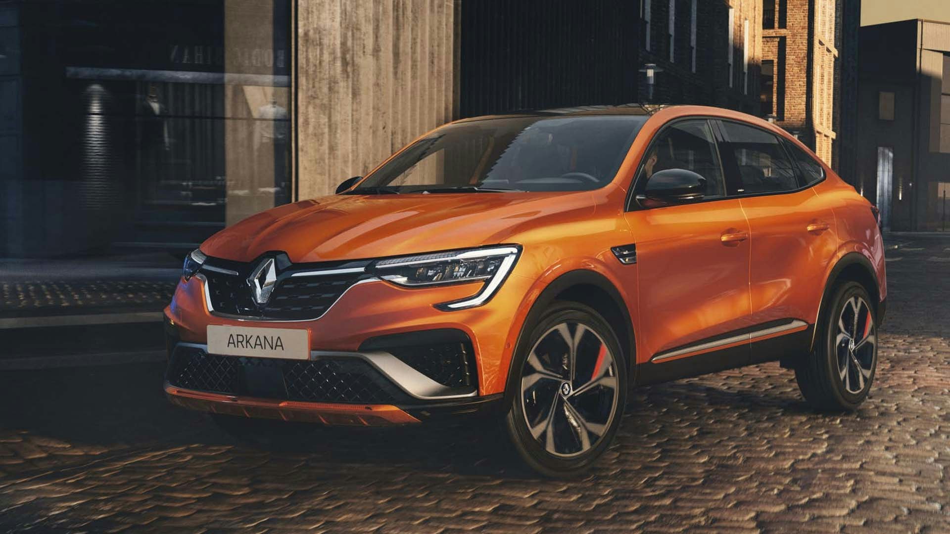 Forfra Orange Renault Arkana E-Tech hybrid fra siden