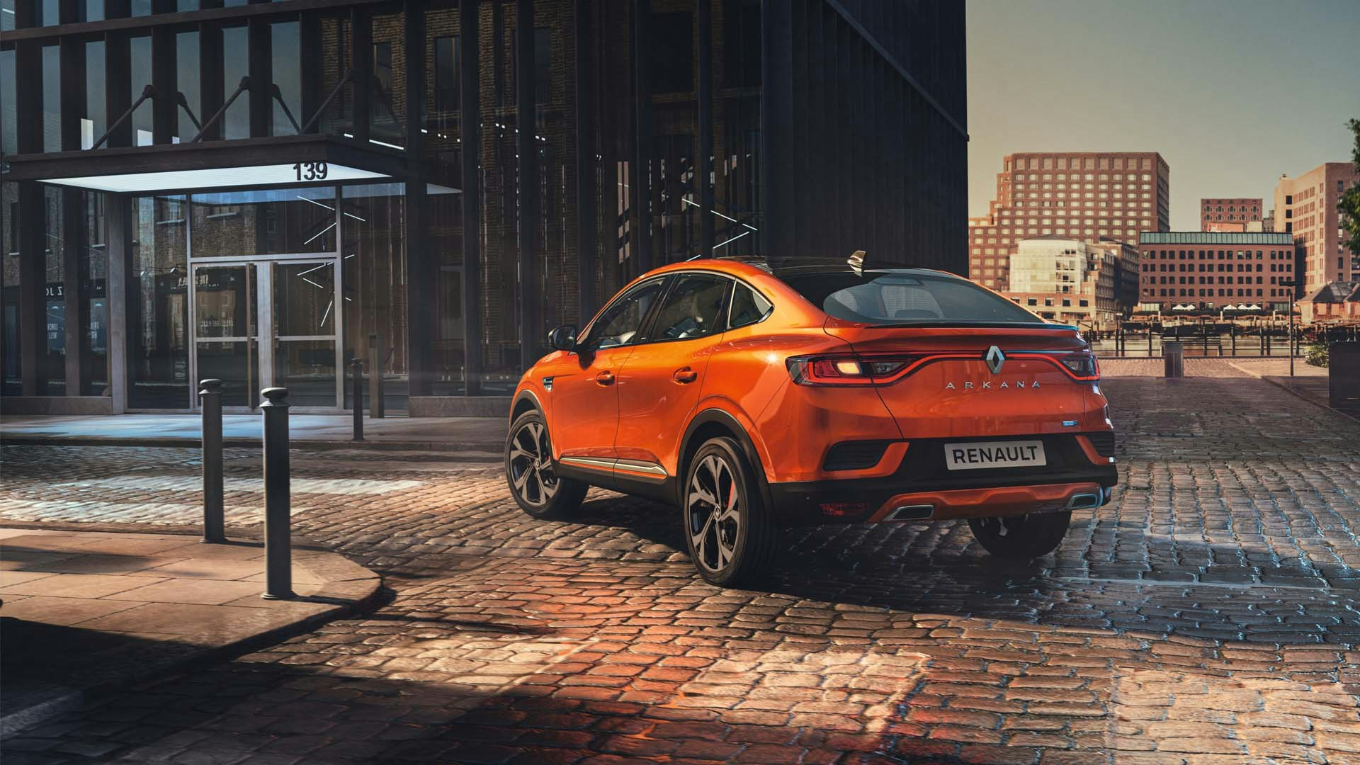 Renault Arkana E-Tech Hybrid orange kørende bagfra