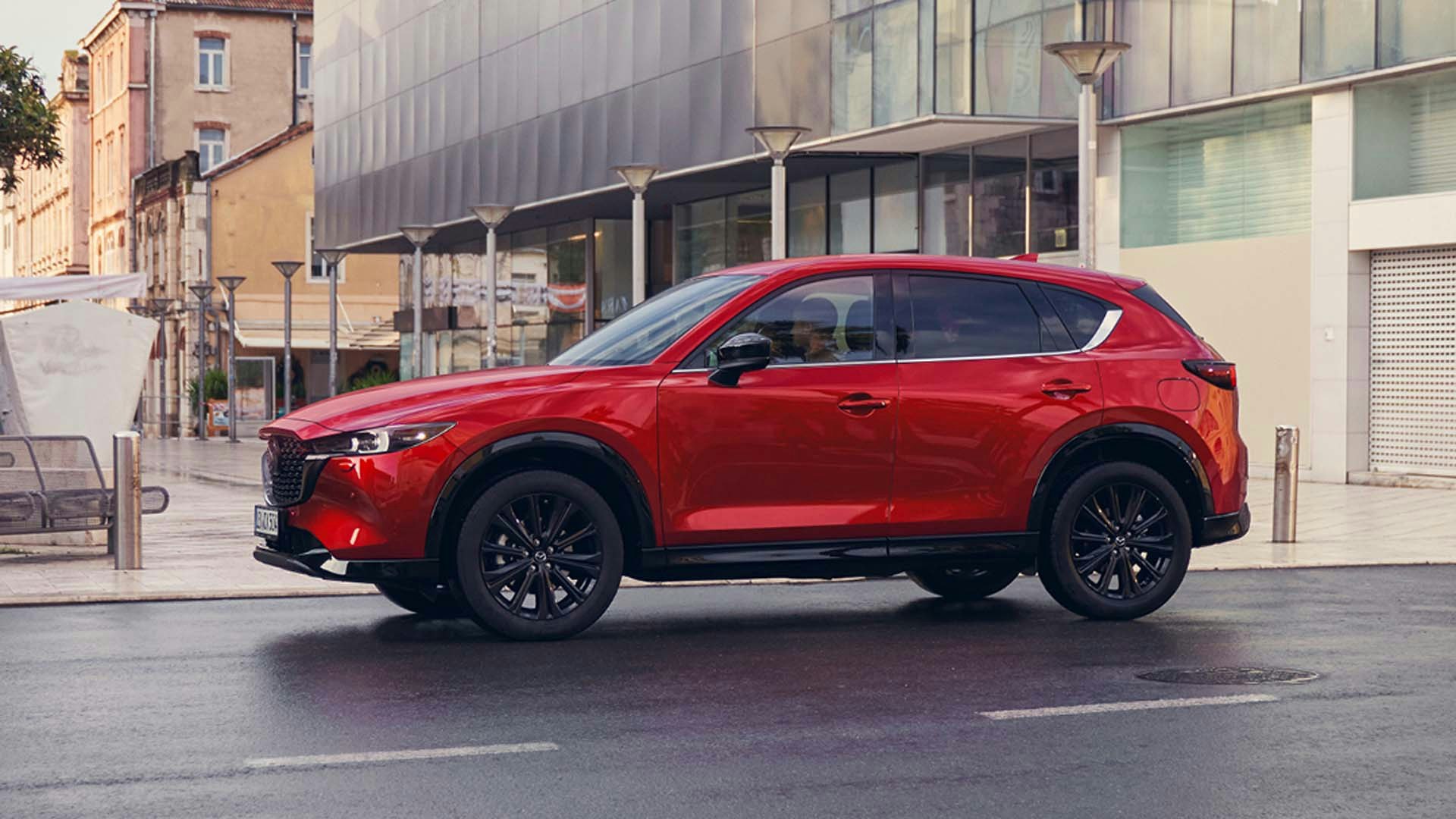 Mazda CX-5 set fra siden i rød